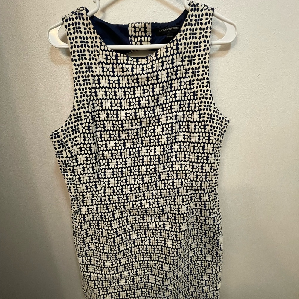 Banana Republic fully lined dress, blue and white, with zipper on the side